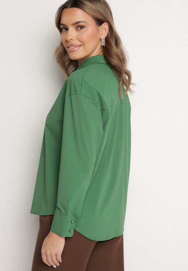 Born2be - Zielona Klasyczna Koszula z Wiskozą Napvia. Okazja: na co dzień, na spotkanie biznesowe, do pracy. Kolor: zielony. Materiał: wiskoza. Styl: klasyczny