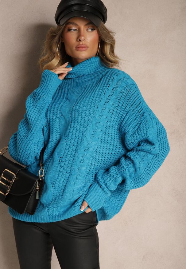 Renee - Niebieski Golf z Wiskozą w Stylu Oversize z Ozdobnym Splotem Korremi. Okazja: na co dzień. Typ kołnierza: golf. Kolor: niebieski. Materiał: wiskoza. Długość rękawa: długi rękaw. Długość: długie. Wzór: ze splotem. Styl: klasyczny, elegancki, casual