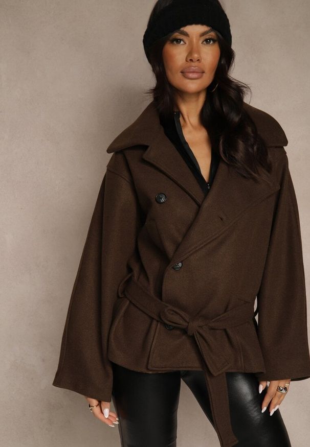Renee - Brązowy Pudełkowy Krótki Płaszcz z Wiskozą z Wiązanym Paskiem i Kołnierzykiem Tusainea. Kolor: brązowy. Materiał: wiskoza. Długość: krótkie