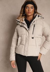 Renee - Beżowa Pikowana Kurtka o Fasonie Oversize z Kapturem Galadea. Okazja: na co dzień. Typ kołnierza: kaptur. Kolor: beżowy. Materiał: jeans, poliester, dzianina. Wzór: aplikacja. Sezon: zima. Styl: casual