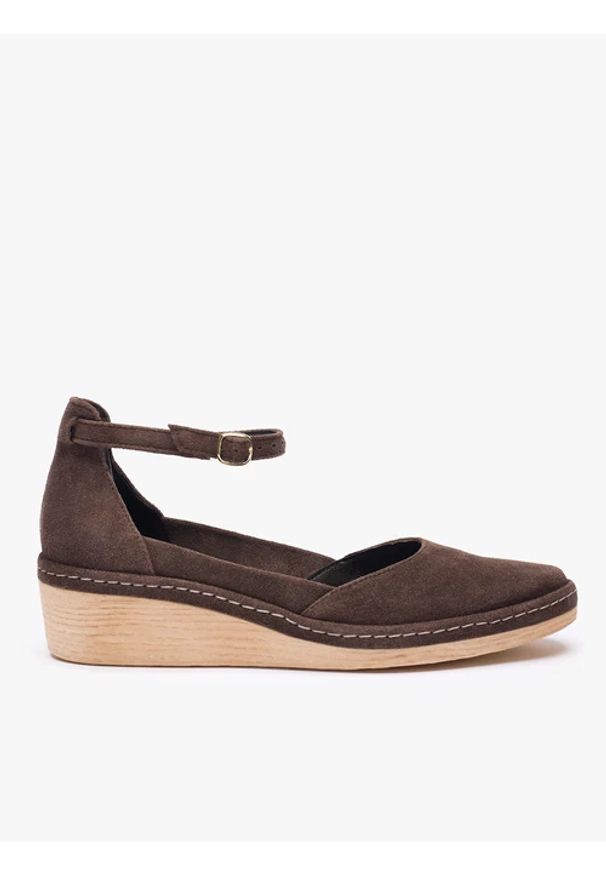 Ryłko - Ciemnobrązowe koturny ze skóry welurowej. Okazja: na co dzień. Nosek buta: okrągły. Zapięcie: pasek. Kolor: brązowy. Materiał: skóra, welur. Szerokość cholewki: normalna. Obcas: na koturnie. Styl: casual, street