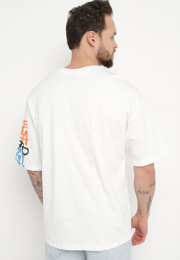 Born2be - Biała Koszulka z Bawełny Ozdobiona Nadrukiem Halconie. Okazja: na co dzień. Kolor: biały. Materiał: bawełna. Wzór: nadruk, aplikacja. Styl: casual