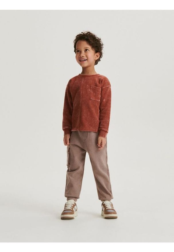 Reserved - Dresowe spodnie jogger - brązowy. Kolor: brązowy. Materiał: dresówka