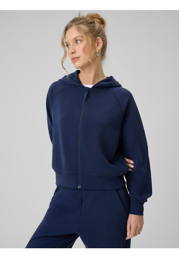 4f - 4F Bluza dresowa regular z modalem damska - granatowa S. Okazja: na co dzień. Typ kołnierza: kaptur. Kolor: niebieski. Materiał: dresówka. Długość rękawa: raglanowy rękaw. Długość: krótkie. Wzór: gładki. Styl: casual