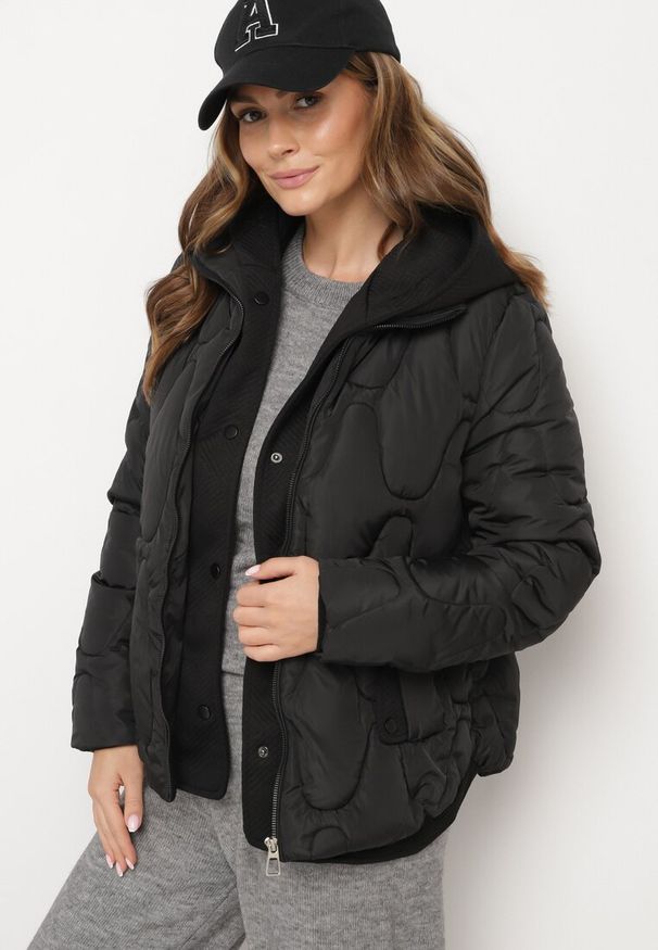Born2be - Czarna Pikowana Kurtka z Materiałowym Kapturem i Kieszeniami Ravalynne. Okazja: na co dzień, na spacer. Kolor: czarny. Materiał: materiał. Styl: casual, sportowy, klasyczny, elegancki