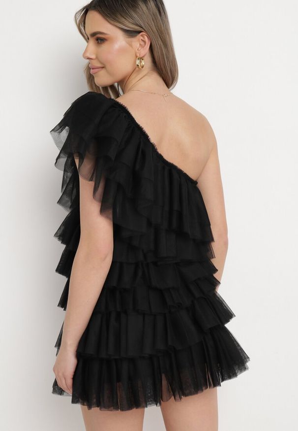 Born2be - Czarna Sukienka Mini na Jedno Ramię Asymetryczna z Falbankami Nomenta. Typ kołnierza: kołnierz z falbankami. Kolor: czarny. Typ sukienki: asymetryczne. Długość: mini