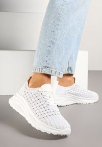 Renee - Białe Siateczkowe Sneakersy Ozdobione Metaliczną Nicią Loreldi. Okazja: na co dzień. Kolor: biały. Materiał: jeans. Wzór: aplikacja