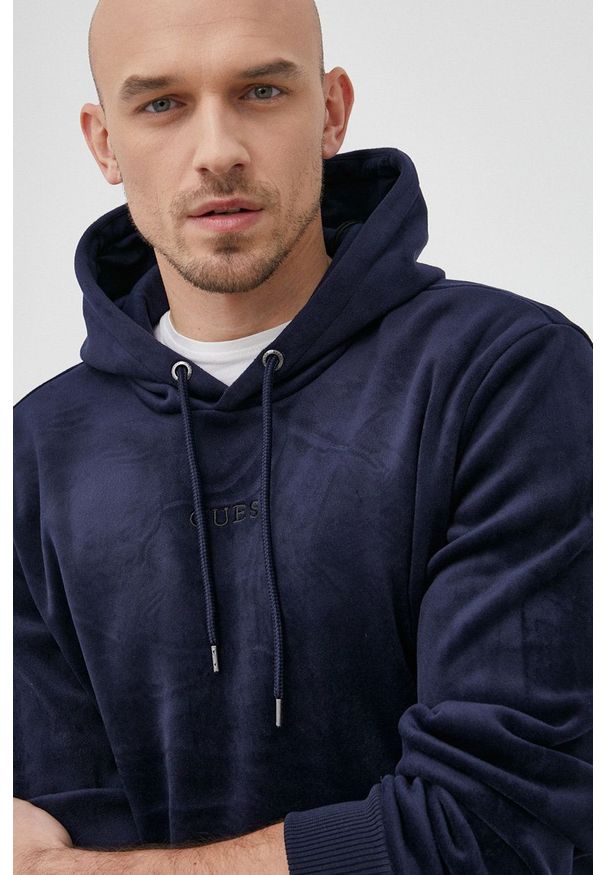 Guess bluza męska kolor granatowy z kapturem gładka. Okazja: na co dzień. Typ kołnierza: kaptur. Kolor: niebieski. Wzór: gładki. Styl: casual