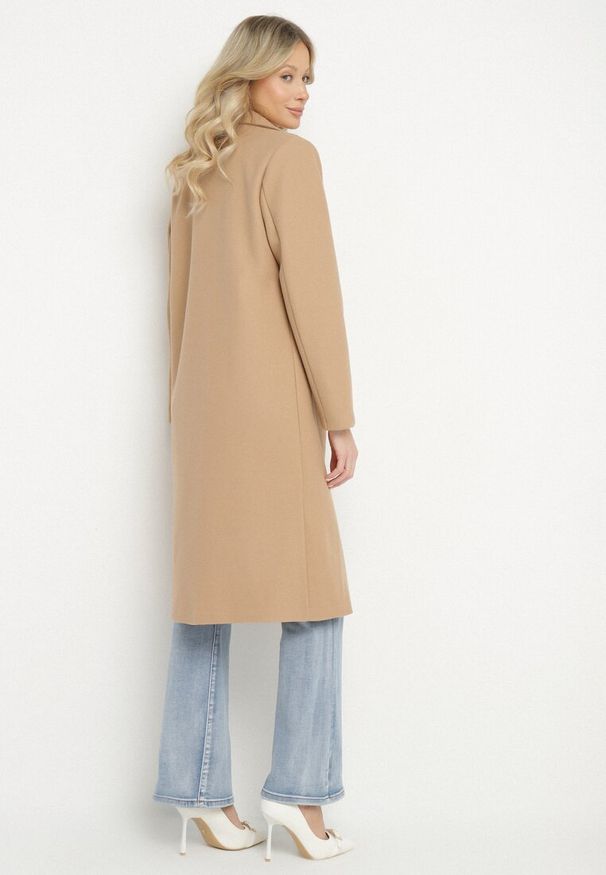Born2be - Beżowy Luźny Płaszcz na Biżuteryjny Guzik Zanhuesa. Kolor: beżowy. Styl: elegancki