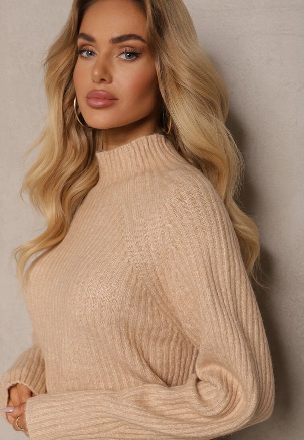 Renee - Beżowa Pudełkowa Sukienka Sweterkowa Półgolf z Wełną Norawen. Okazja: na co dzień. Kolor: beżowy. Materiał: wełna. Styl: klasyczny, casual