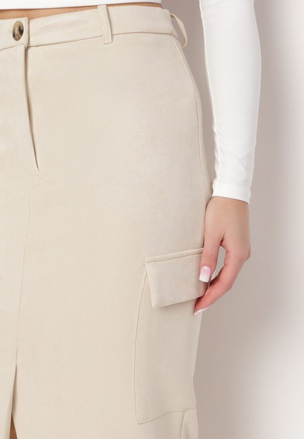Born2be - Jasnobeżowa Spódnica Maxi z Rozcięciem i Kopertowymi Kieszeniami Anefil. Okazja: na co dzień. Kolor: beżowy. Styl: elegancki, casual