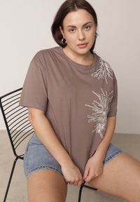 Born2be - Brązowy T-shirt Bawełniany z Ozdobnymi Cekinami Greyfeather. Okazja: do pracy, na co dzień, na spotkanie biznesowe. Kolekcja: plus size. Kolor: brązowy. Materiał: bawełna. Długość: długie. Wzór: gładki. Styl: elegancki, biznesowy, casual #4