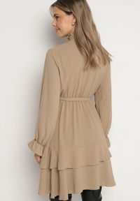 Born2be - Ciemnobeżowa Sukienka z Falbanami i Marszczonym Golfem z Dodatkowym Wiązanym Paskiem Savelina. Okazja: na imprezę. Typ kołnierza: golf. Kolor: beżowy. Typ sukienki: rozkloszowane. Styl: elegancki, klasyczny #3