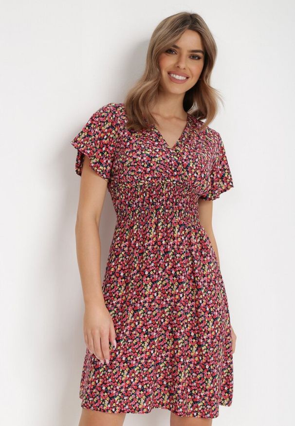 Born2be - Granatowa Sukienka Aesampos. Typ kołnierza: dekolt kopertowy. Kolor: niebieski. Wzór: kwiaty. Sezon: lato. Typ sukienki: kopertowe. Długość: mini