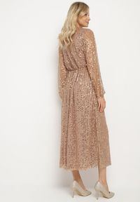 Born2be - Złota Sukienka Siateczkowa o Kopertowym Kroju Zdobiona Cekinami Boniga. Typ kołnierza: dekolt w kształcie V. Kolor: złoty. Wzór: aplikacja. Typ sukienki: kopertowe. Styl: klasyczny, wizytowy #5