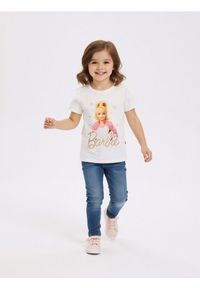 Sinsay - Bawełniana koszulka z nadrukiem Barbie - kremowy. Kolor: kremowy. Materiał: bawełna. Wzór: nadruk #1
