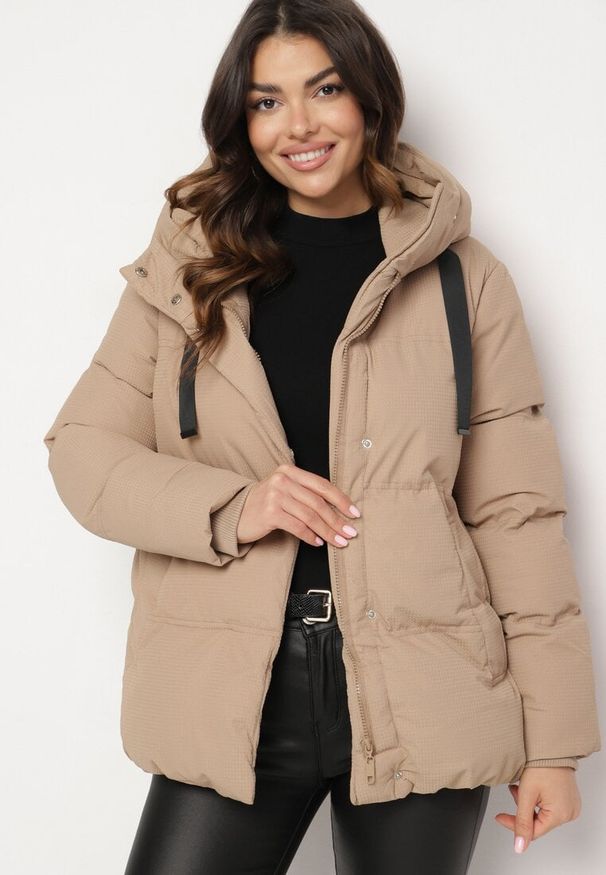 Born2be - Ciemnobeżowa Kurtka Pikowana z Kapturem Vertigara. Okazja: na co dzień. Typ kołnierza: kaptur. Kolor: beżowy. Materiał: dzianina, jeans. Styl: casual, elegancki