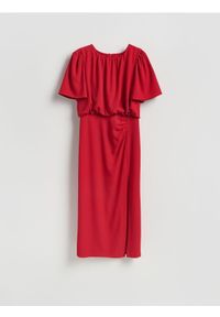 Reserved - Sukienka midi z marszczeniem - czerwony. Kolor: czerwony. Materiał: tkanina. Wzór: gładki. Długość: midi
