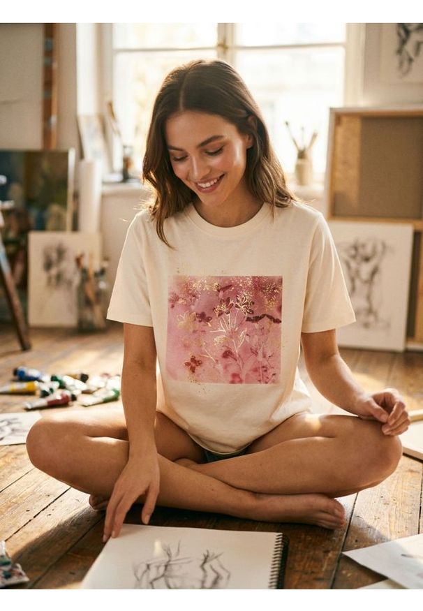 Sinsay - Bawełniana koszulka z krótkim rękawem i złotym nadrukiem - kremowy. Kolor: kremowy. Materiał: bawełna. Długość rękawa: krótki rękaw. Długość: krótkie. Wzór: nadruk