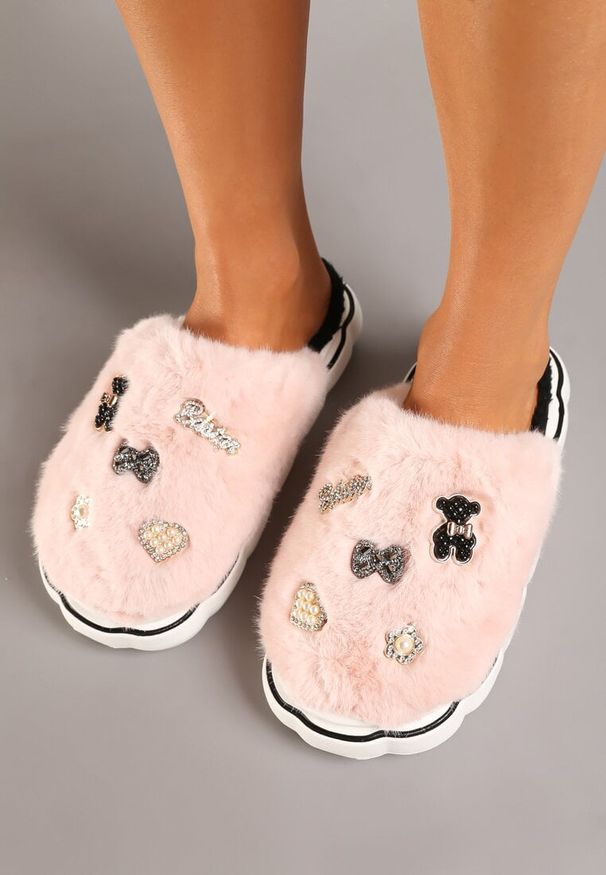Born2be - Różowe Płaskie Kapcie Ozdobione Metalowymi Aplikacjami Emmika. Okazja: na co dzień. Kolor: różowy. Materiał: jeans. Wzór: aplikacja. Styl: casual