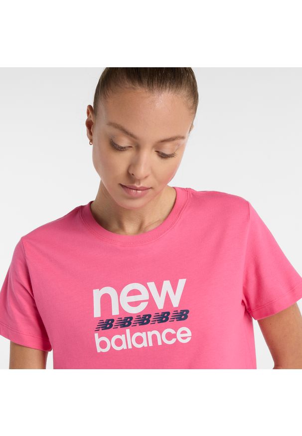 Koszulka damska New Balance WT51540DAB – różowa. Kolor: różowy. Materiał: bawełna, materiał. Wzór: napisy