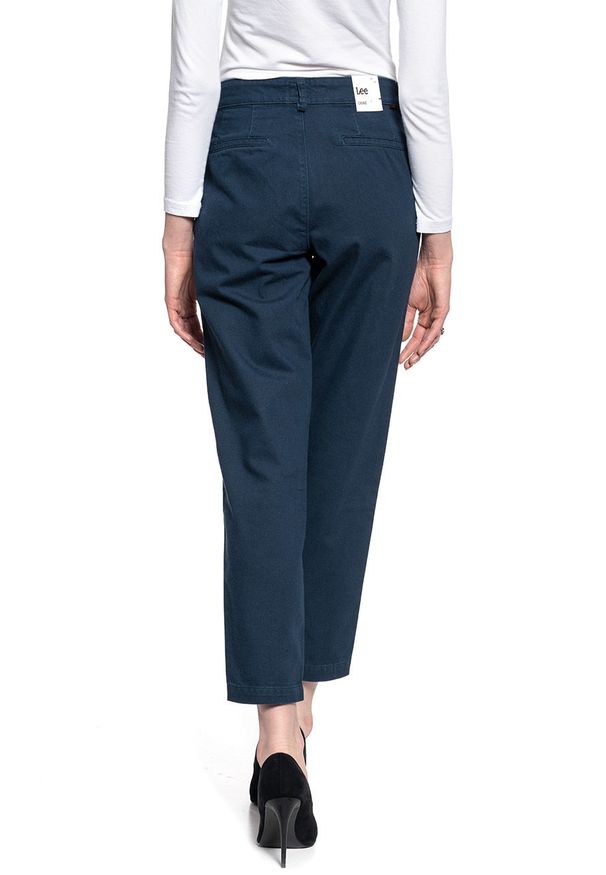 Lee - LEE CHINO DAMSKIE SPODNIE MATERIAŁOWE L32CQSRZ 112107351. Materiał: materiał