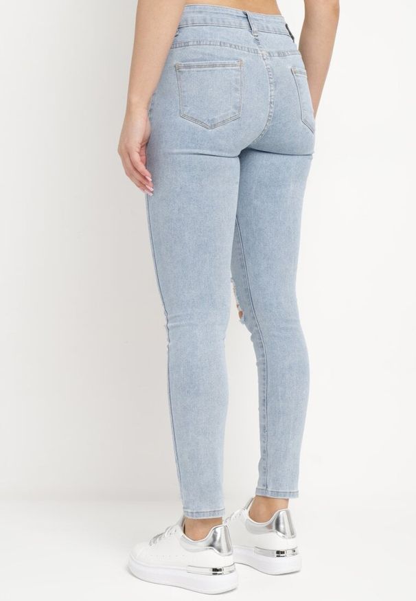 Born2be - Jasnoniebieskie Klasyczne Dopasowane Jeansy na Suwak z Przetarciami Anenstala. Okazja: na co dzień. Stan: podwyższony. Kolor: niebieski. Styl: klasyczny