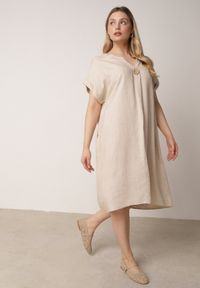Born2be - Beżowa Pudełkowa Sukienka z Lnem i Wiskozą Zdobiona Metalicznym Guzikiem Phisoth. Okazja: do pracy, na co dzień, na spotkanie biznesowe. Kolekcja: plus size. Kolor: beżowy. Materiał: wiskoza, len. Wzór: aplikacja. Sezon: lato. Typ sukienki: proste, dla puszystych. Styl: elegancki, biznesowy, casual #6