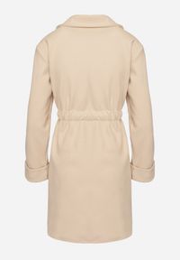 Born2be - Beżowy Płaszcz o Szlafrokowym Kroju z Marszczeniem w Talii i Wiązanym Paskiem Sartissa. Okazja: na co dzień. Kolor: beżowy. Materiał: jeans. Długość rękawa: długi rękaw. Długość: długie. Styl: casual, elegancki, klasyczny #7