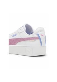 Trenerzy damscy Puma Carina Street Deep Dive. Zapięcie: sznurówki. Kolor: biały, wielokolorowy, różowy, niebieski. Materiał: materiał, syntetyk. Szerokość cholewki: normalna. Sport: turystyka piesza