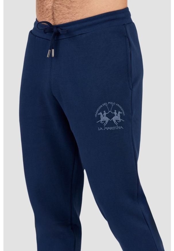 La Martina - LA MARTINA Granatowe spodnie dresowe męskie z dużym logo, Rozmiar XL. Kolor: niebieski. Materiał: dresówka