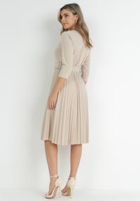 Born2be - Beżowa Sukienka Plisowana z Paskiem Gonge. Okazja: na co dzień, na imprezę. Kolor: beżowy. Typ sukienki: proste, dopasowane. Styl: klasyczny, casual, elegancki #5