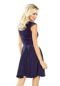 Sukienki.shop - Granatowa sukienka wieczorowa rozkloszowana z koronkową górą. Okazja: na ślub cywilny, na wesele, na imprezę. Kolor: niebieski. Materiał: koronka. Styl: wizytowy #2