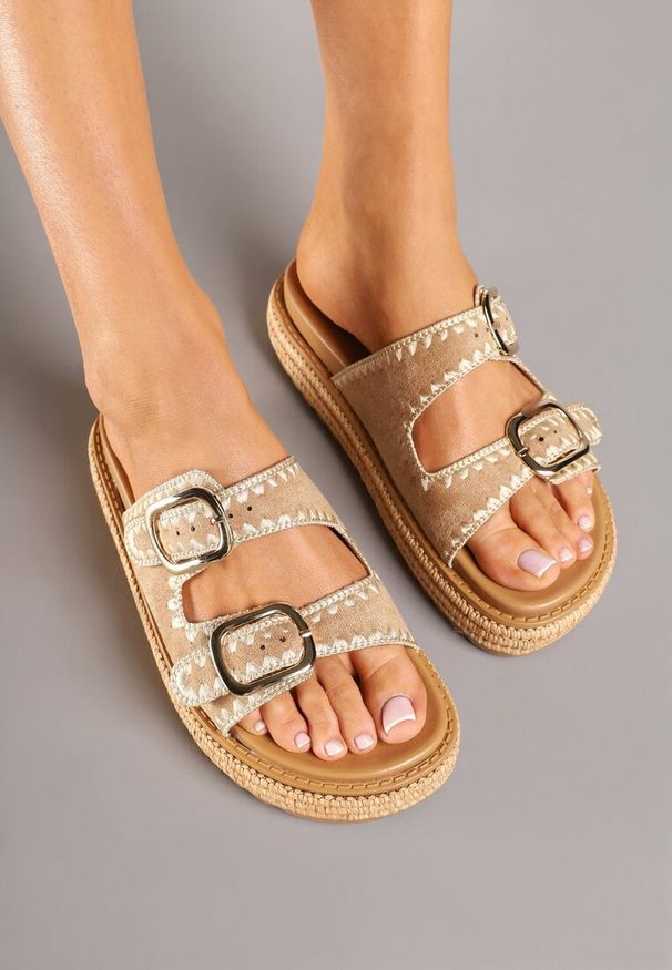 Born2be - Ciemnobeżowe Klapki na Platfromie z Klamrami i Geometrycznym Wzorem Sanelor. Okazja: na co dzień. Kolor: beżowy. Materiał: jeans. Wzór: geometria. Obcas: na platformie. Styl: casual, elegancki, klasyczny