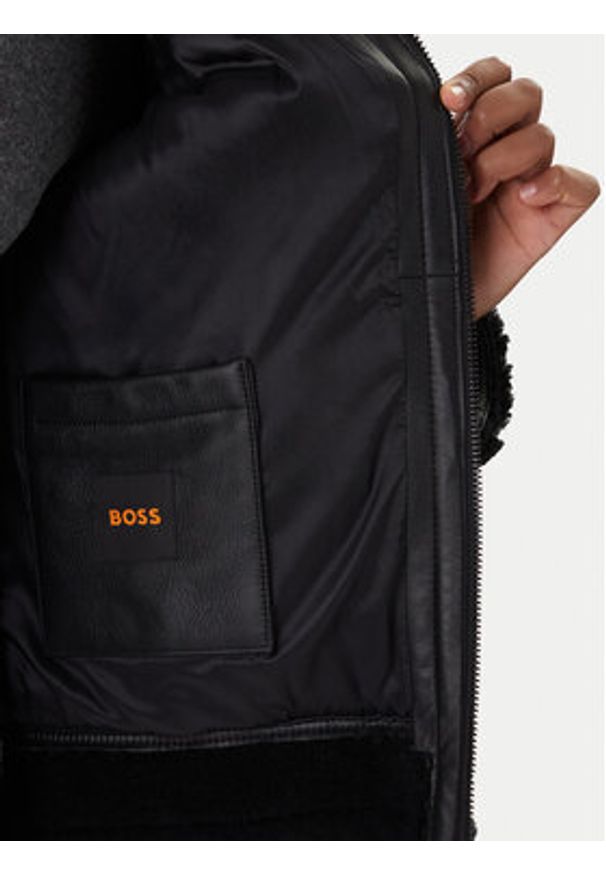 BOSS Kurtka skórzana Joglaci 50547560 Czarny Relaxed Fit. Kolor: czarny. Materiał: skóra