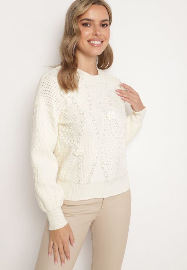 Born2be - Jasnobeżowy Sweter z Bawełną Perłami i Kwiatami 3D Noraviela. Okazja: na co dzień, na spacer. Kolor: beżowy. Materiał: bawełna. Wzór: kwiaty. Styl: elegancki, casual