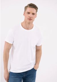 Volcano - T-shirt z kieszonką T-JAGGER. Kolor: biały. Materiał: materiał, bawełna. Długość rękawa: krótki rękaw. Długość: krótkie. Wzór: aplikacja, gładki. Styl: klasyczny