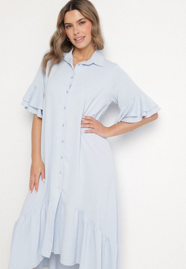 Born2be - Jasnoniebieska Sukienka Koszulowa z Ozdobną Falbanką Daviravie. Okazja: na co dzień. Kolor: niebieski. Typ sukienki: koszulowe. Styl: klasyczny, casual, elegancki