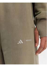 Adidas - adidas Spodnie dresowe JM1099 Zielony Regular Fit. Kolor: zielony. Materiał: bawełna #5