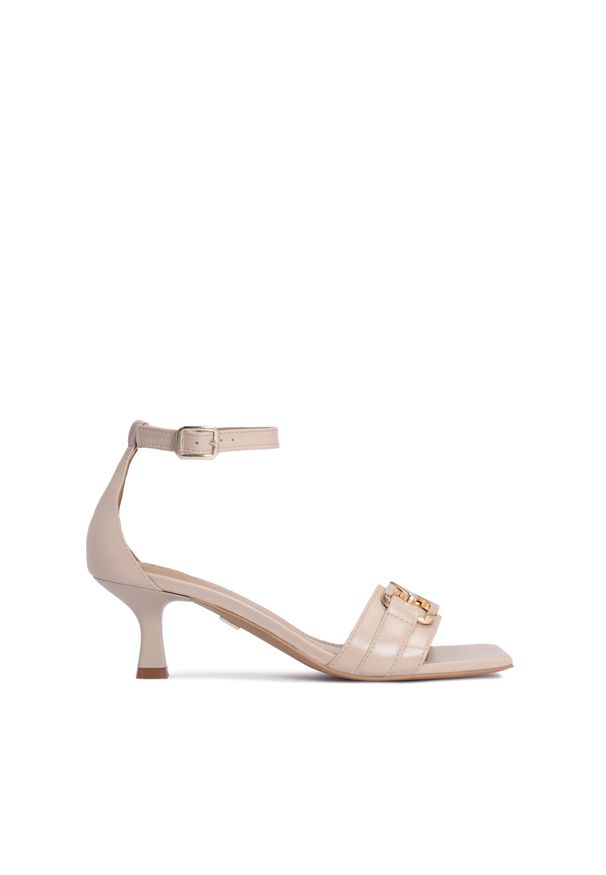 Kazar - Beżowe skórzane sandały na niskim obcasie. Zapięcie: pasek. Kolor: beżowy. Materiał: skóra. Wzór: aplikacja. Obcas: na obcasie. Styl: klasyczny. Wysokość obcasa: niski