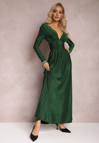 Renee - Zielona Rozkloszowana Sukienka Maxi z Błyszczącego Materiału z Drapowaniem w Talii Kizzetta. Kolor: zielony. Materiał: materiał. Długość: maxi #4