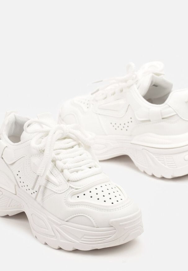 Renee - Białe Sneakersy w Streetwearowym Stylu na Tłoczonej Podeszwie Nelasea. Okazja: na co dzień. Zapięcie: sznurówki. Kolor: biały. Materiał: jeans, skóra. Obcas: na platformie