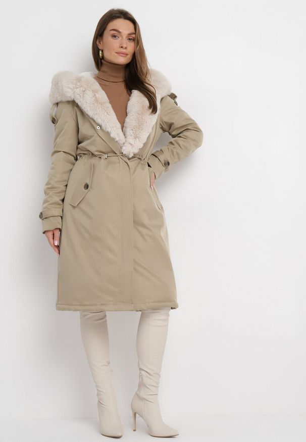 Born2be - Beżowa Nylonowa Kurtka Parka Płaszcz Ozdobiona Futerkiem Faelana. Kolor: beżowy. Materiał: futro, nylon. Wzór: aplikacja