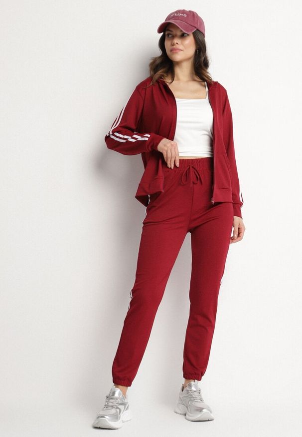 Born2be - Bordowy Komplet Dresowy Spodnie i Rozpinana Bluza z Kapturem Odovisa. Kolor: czerwony. Materiał: dresówka. Sport: turystyka piesza