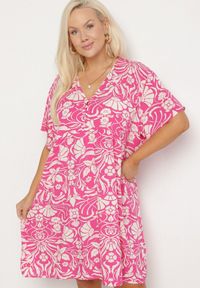 Born2be - Fuksjowa Pudełkowa Sukienka z Wiskozy w Kwiaty z Guzikami Liramiree. Okazja: na co dzień, na spacer, na imprezę. Kolor: różowy. Materiał: wiskoza. Wzór: kwiaty. Typ sukienki: proste. Styl: klasyczny, casual, elegancki #1