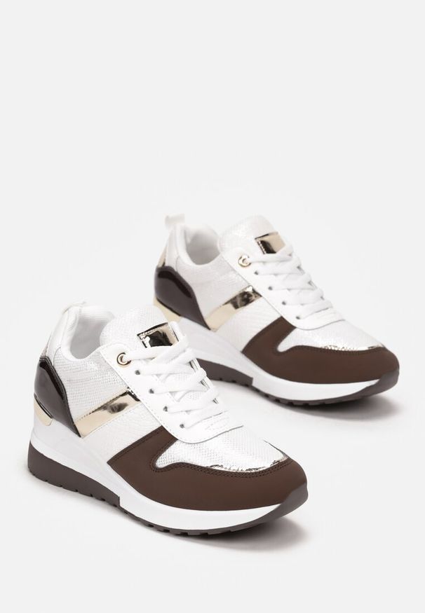 Renee - Biało-Brązowe Sznurowane Sneakersy z Ozdobnymi Wstawkami i Koturnem Zharo. Okazja: na co dzień. Nosek buta: okrągły. Zapięcie: sznurówki. Kolor: biały. Materiał: jeans, materiał. Sezon: jesień, wiosna. Obcas: na koturnie. Wysokość obcasa: średni