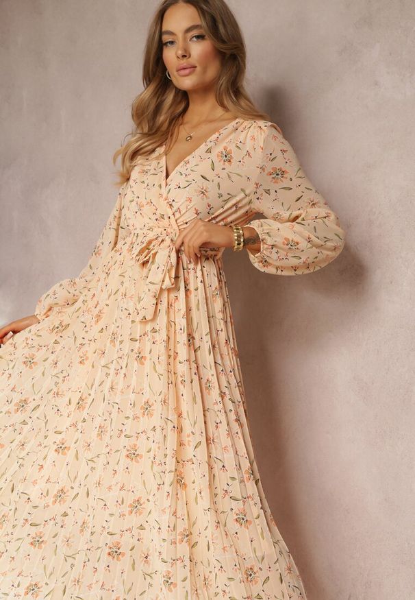 Renee - Jasnopomarańczowa Sukienka z Kopertowym Dekoltem i Plisowanym Dołem Narelline. Typ kołnierza: dekolt kopertowy. Kolor: pomarańczowy. Wzór: aplikacja, kwiaty. Typ sukienki: kopertowe