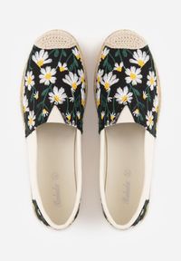 Renee - Czarne Espadryle Ozdobione Kwiatowym Haftem i Plecionką Kiranth. Okazja: na co dzień. Kolor: czarny. Materiał: jeans. Wzór: aplikacja, haft, kwiaty. Sezon: lato. Styl: casual, elegancki #6