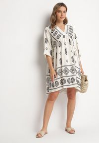 Born2be - Czarno-Biała Wiskozowa Sukienka ze Wzorem Boho Frisana. Okazja: na co dzień. Typ kołnierza: dekolt w kształcie V. Kolor: czarny. Materiał: wiskoza. Styl: boho #4