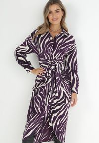 Born2be - Ciemnofioletowa Sukienka Koszulowa w Zebrę Arziki. Okazja: na co dzień. Typ kołnierza: dekolt w serek. Kolor: fioletowy. Długość rękawa: długi rękaw. Wzór: motyw zwierzęcy. Typ sukienki: koszulowe. Styl: casual, klasyczny #3